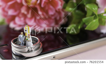 Image of marrying a person you met through a matching app or SNS 76201554