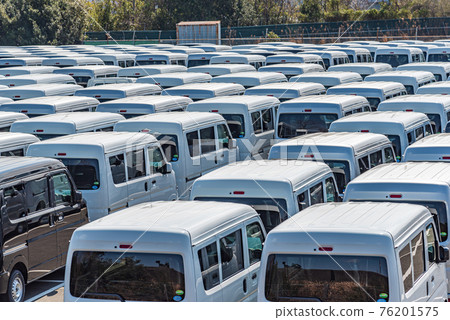 Vehicles waiting for export 76201575