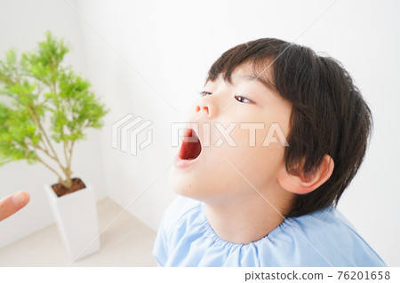 Boy undergoing dental examination Boy undergoing dental examination 76201658