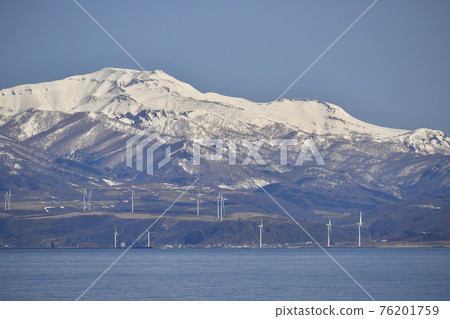 春天從北海道瀨棚町北比山區宇泊拍攝殘雪和風車風車的卡里巴山風景 76201759