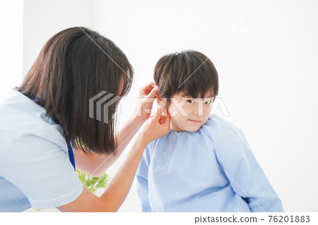 接受耳朵檢查的男孩 76201883