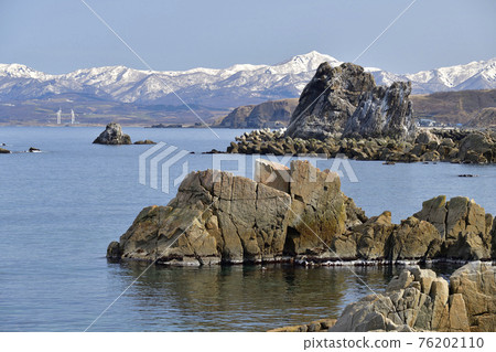 春天拍攝北海道瀨田町宇多泊海岸奇石和殘雪的景色 春天拍攝北海道瀨田町宇多泊海岸奇石和殘雪的景色 76202110