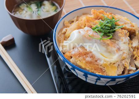 Katsudon 碗黑色背景特寫圖像素材 Katsudon 碗黑色背景特寫圖像素材 76202591