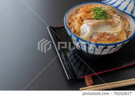 Katsudon bowl black background close-up image material Katsudon bowl black background close-up image material 76202627