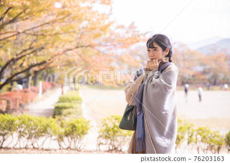 看起來很冷的女人 76203163