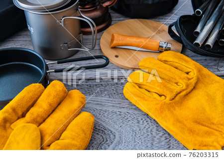 野營裝備戶外裝備特寫木紋桌背景素材 76203315