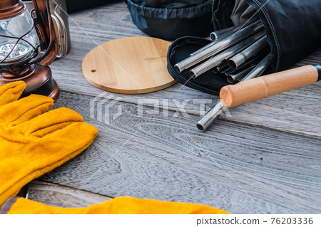 野營裝備戶外裝備特寫木紋桌背景素材 76203336