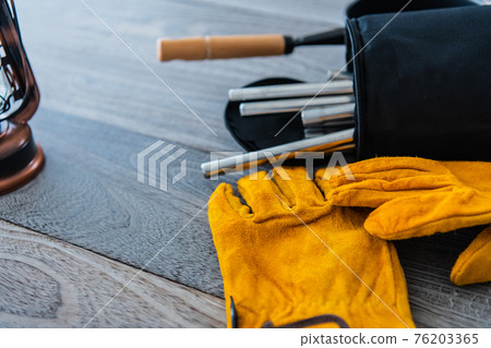 野營裝備戶外裝備特寫木紋桌背景素材 野營裝備戶外裝備特寫木紋桌背景素材 76203365