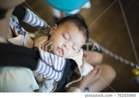 Sleeping baby 76203860