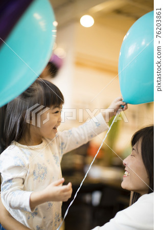Girls playing with balloons 76203861