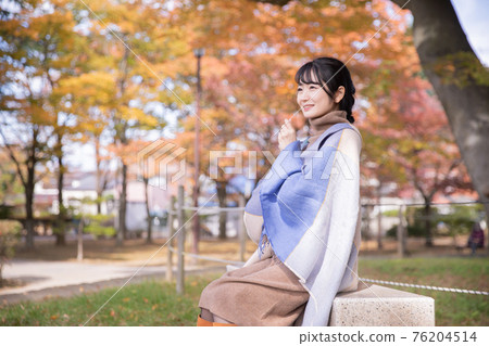 A woman who feels autumn and winter A woman who feels autumn and winter 76204514