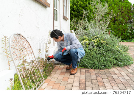 老人享受園藝工作 76204717