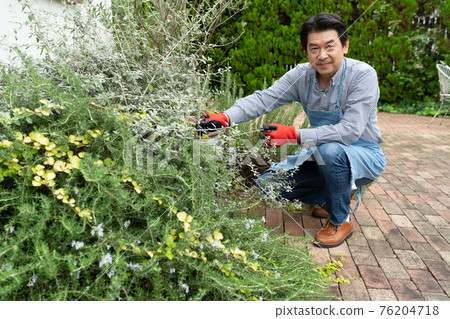 老人享受園藝工作 76204718