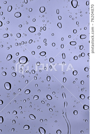 Rain on the windshield of a car 76204870