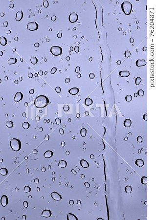 汽車擋風玻璃上的雨 76204871