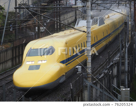 Doctor Yellow near Yamashina in the rain 76205324