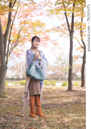 秋天公園裡的女人(包) 秋天公園裡的女人(包) 76205475