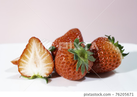 Soun (produced in Saitama, Japan), strawberry varieties, (April, spring) Soun (produced in Saitama, Japan), strawberry varieties, (April, spring) 76205671