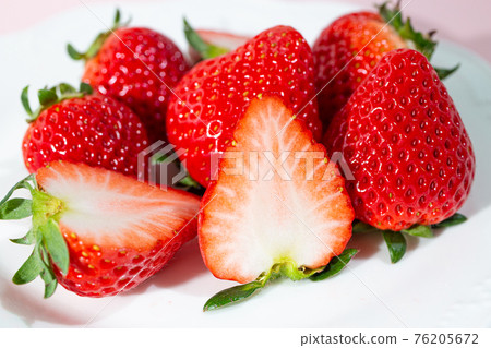 Soun (produced in Saitama, Japan), strawberry varieties, (April, spring) Soun (produced in Saitama, Japan), strawberry varieties, (April, spring) 76205672