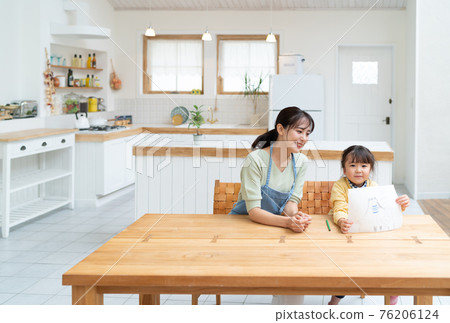 Parents and children drawing and playing in the living room 76206124