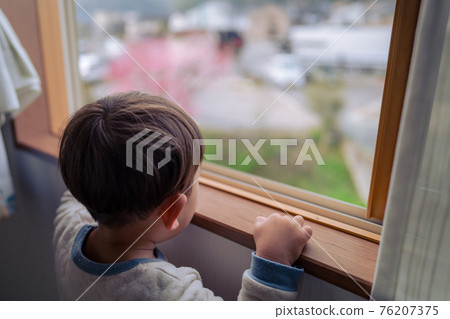 從窗戶往外看的男孩 從窗戶往外看的男孩 76207375