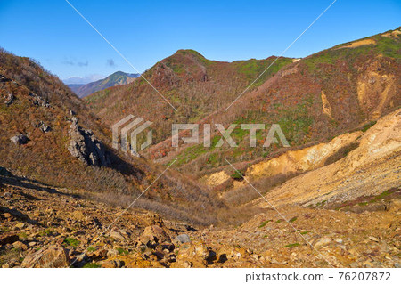 View from Ebisu Daikoku on the north side of Mt. Nasu (Kengamine) in Tochigi prefecture in autumn to the west side (Inkyogura, Okurayama, etc.) 76207872