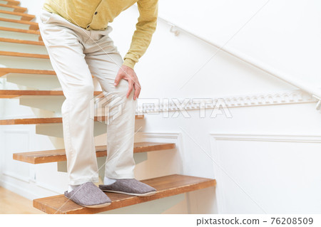 60多歲的男人膝蓋疼痛 76208509