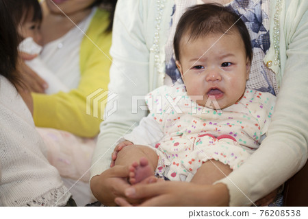 Baby crying 76208538