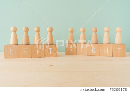 右翼和左翼 | 積木和寫有“LEFT”和“RIGHT”的人形木製物體 右翼和左翼 | 積木和寫有“LEFT”和“RIGHT”的人形木製物體 76209178