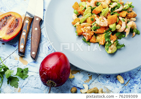 Exotic salad with tamarillo and prawn 76209309