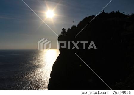 巴厘島烏魯瓦圖寺的日落剪影 76209996