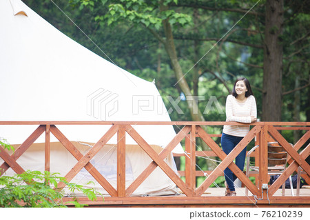 從木甲板上看風景的女人 從木甲板上看風景的女人 76210239