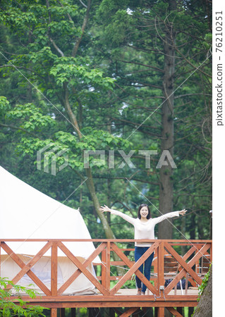 從木甲板上看風景的女人 76210251