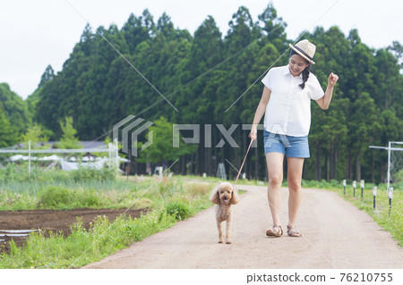 走與狗的婦女 走與狗的婦女 76210755