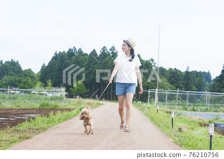 走與狗的婦女 76210756