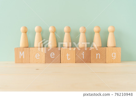 會議｜上面寫著“會議”的積木和木製人形物體 76210948