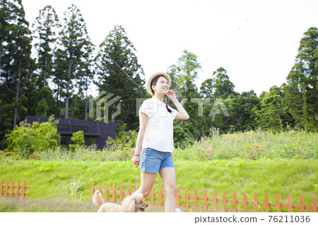 走與狗的婦女 76211036