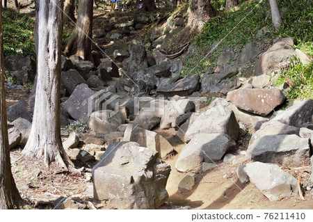 A steep road while climbing 76211410