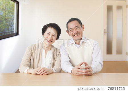 Good friends senior couple Good friends senior couple 76211713