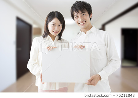 A couple with a message board 76211848