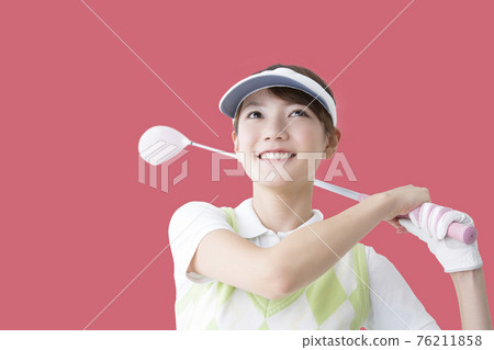 女子打高爾夫球 76211858