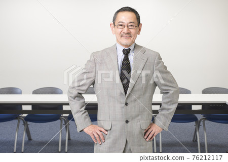 Businessman image 76212117
