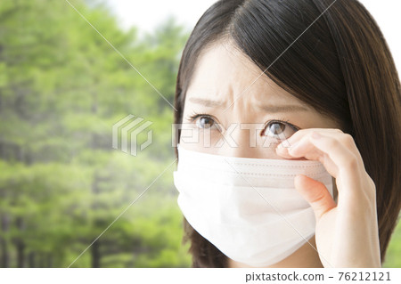 患有花粉症的女人 76212121