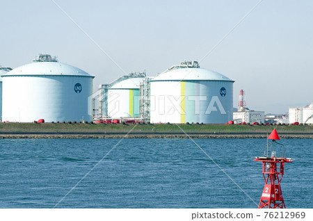 View of LNG tanks in the industrial area 76212969
