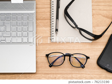 PC work that uses glasses properly 76213190