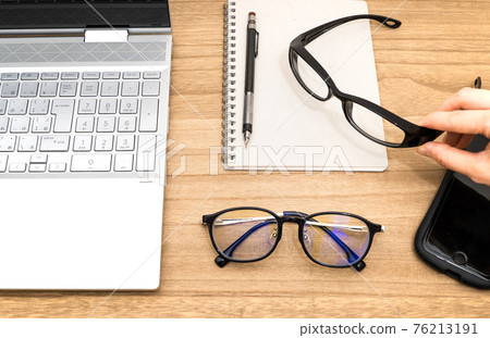 PC work that uses glasses properly 76213191