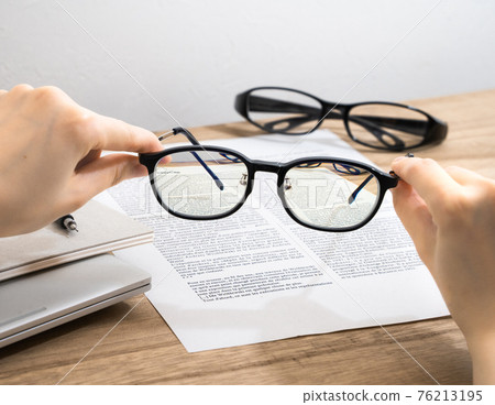 PC work that uses blue light cut glasses properly 76213195