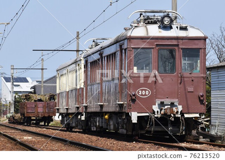 Takamatsu Kotohira Electric Railway 3000 type that stops at the detention line Takamatsu Kotohira Electric Railway 3000 type that stops at the detention line 76213520