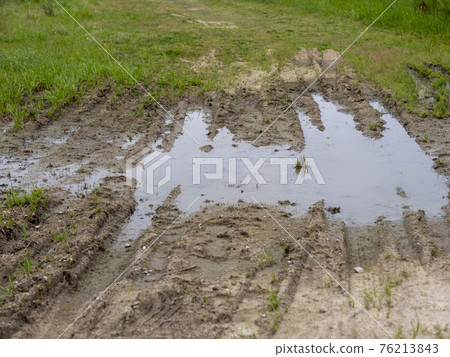 雨後有水的車轍風景 76213843