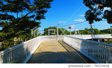 Scenery of Mitsuhada Bridge in Higashi-Ayase Park (Adachi-ku, Tokyo) Scenery of Mitsuhada Bridge in Higashi-Ayase Park (Adachi-ku, Tokyo) 76214426